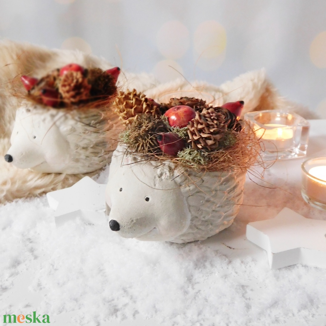 Süni kaspó tobozokkal és csipkebogyóval - karácsony - karácsonyi lakásdekoráció - karácsonyi lakásdíszek - Meska.hu