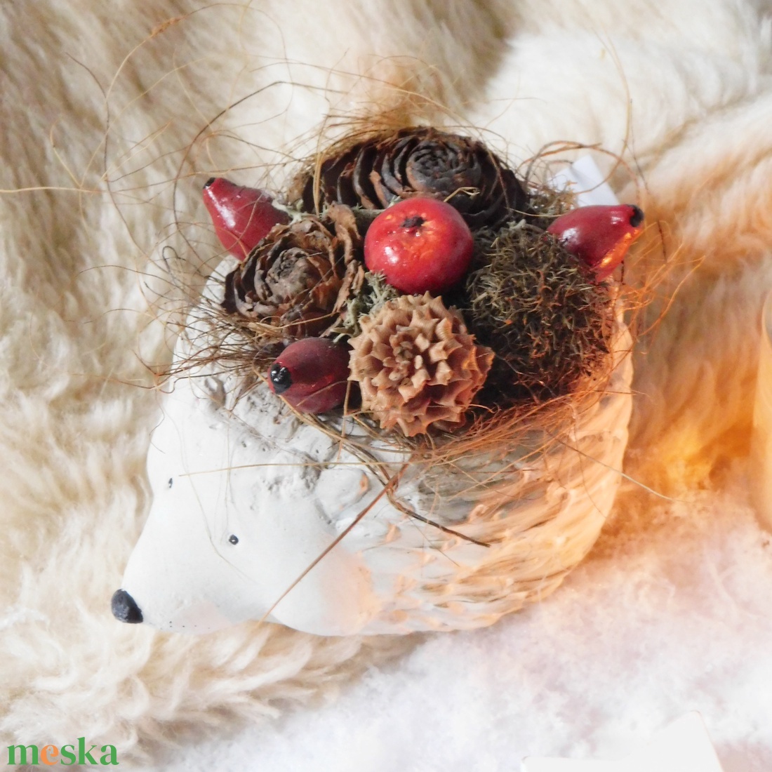 Süni kaspó tobozokkal és csipkebogyóval - karácsony - karácsonyi lakásdekoráció - karácsonyi lakásdíszek - Meska.hu