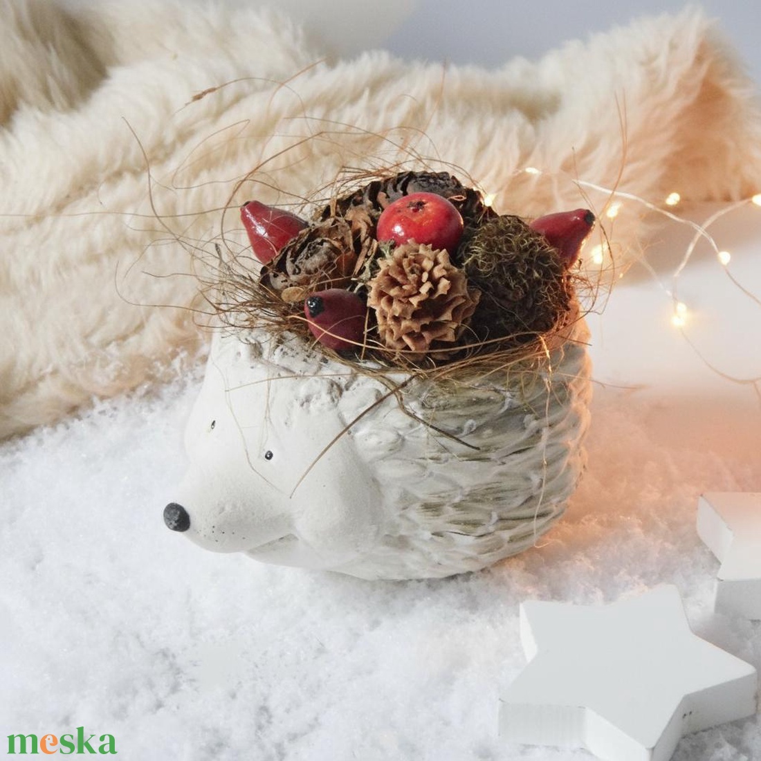 Süni kaspó tobozokkal és csipkebogyóval - karácsony - karácsonyi lakásdekoráció - karácsonyi lakásdíszek - Meska.hu