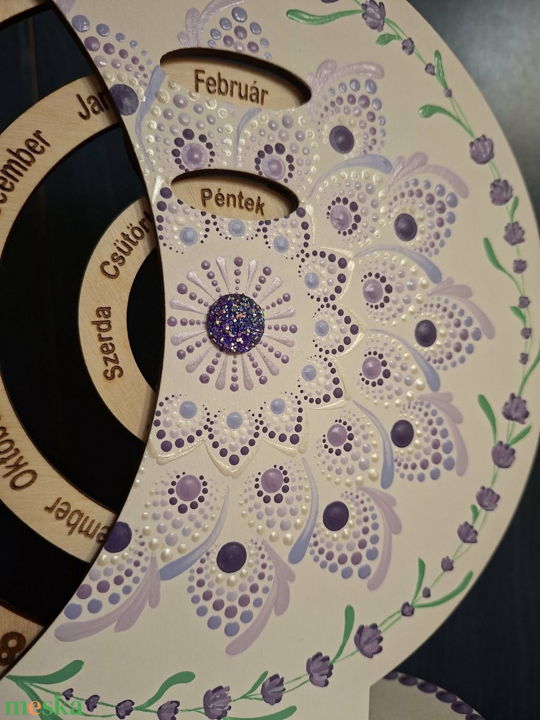 Öröknaptár 21cm lila mandala mintával fehér alapon sötét lila kővel - otthon & életmód - dekoráció - fali és függő dekoráció - falinaptár & öröknaptár - Meska.hu