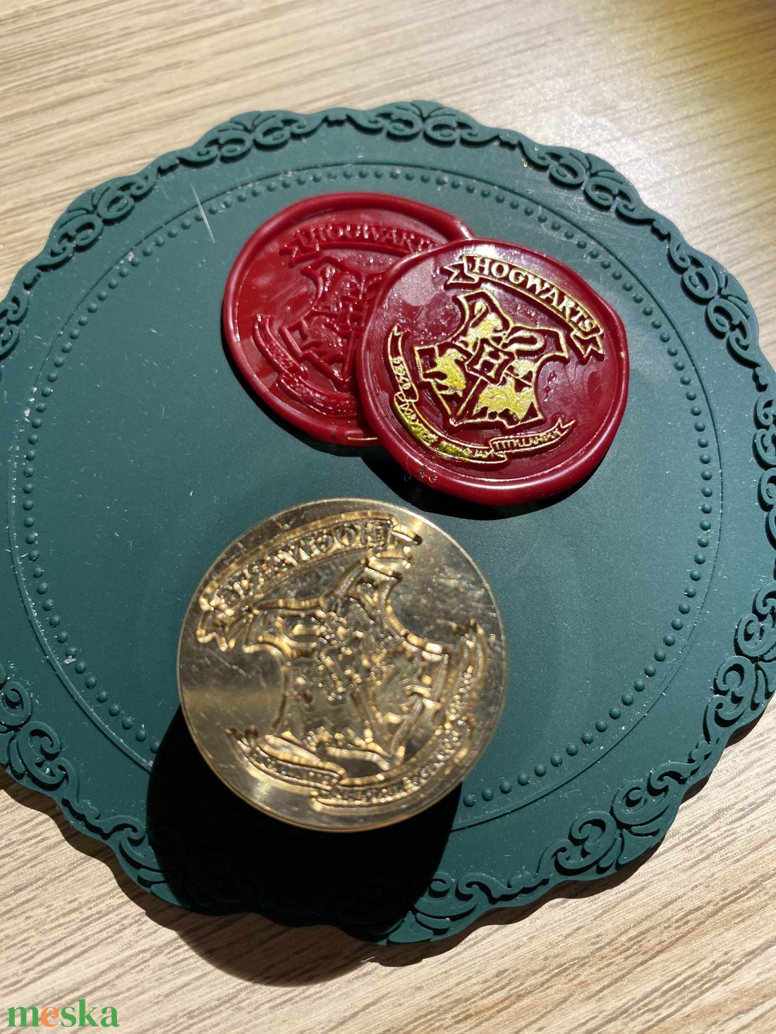 Harry Potter - Hogwarts címer viasz pecsét - otthon & életmód - papír, írószer - ajándékozás kellékei - meghívó - Meska.hu Harry Potter - Hogwarts címer viasz pecsét - otthon & életmód - papír, írószer - ajándékozás kellékei - meghívó - Meska.hu