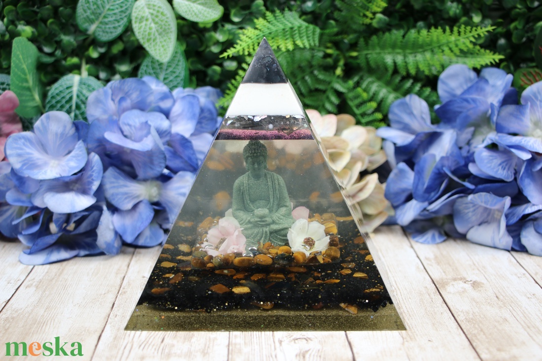 Piramis alakú epoxy dekoráció buddha szoborral  - otthon & életmód - dekoráció - dísztárgy - Meska.hu