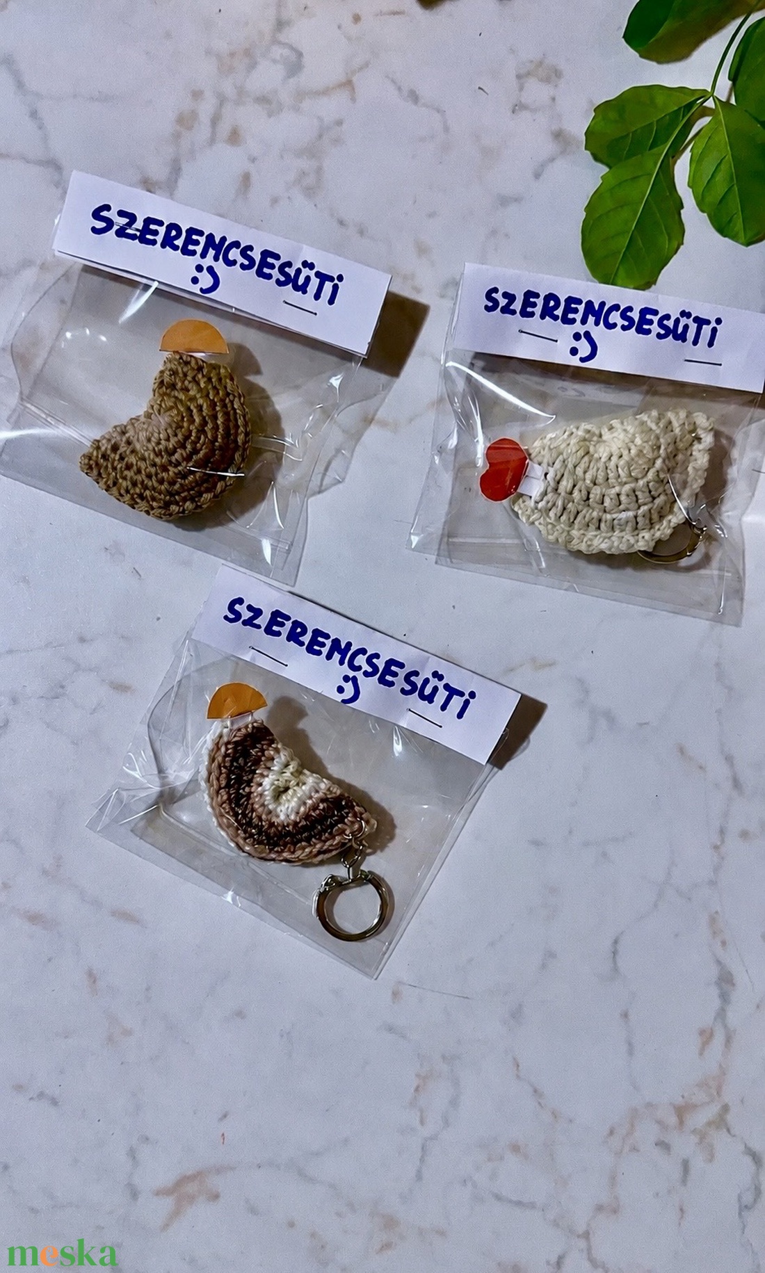 Horgolt szerencsesüti kulcstartó személyes üzenettel � ajándék szerelmeseknek, barátnőnek, anyukának, kollégának - táska & tok - kulcstartó & táskadísz - kulcstartó - Meska.hu