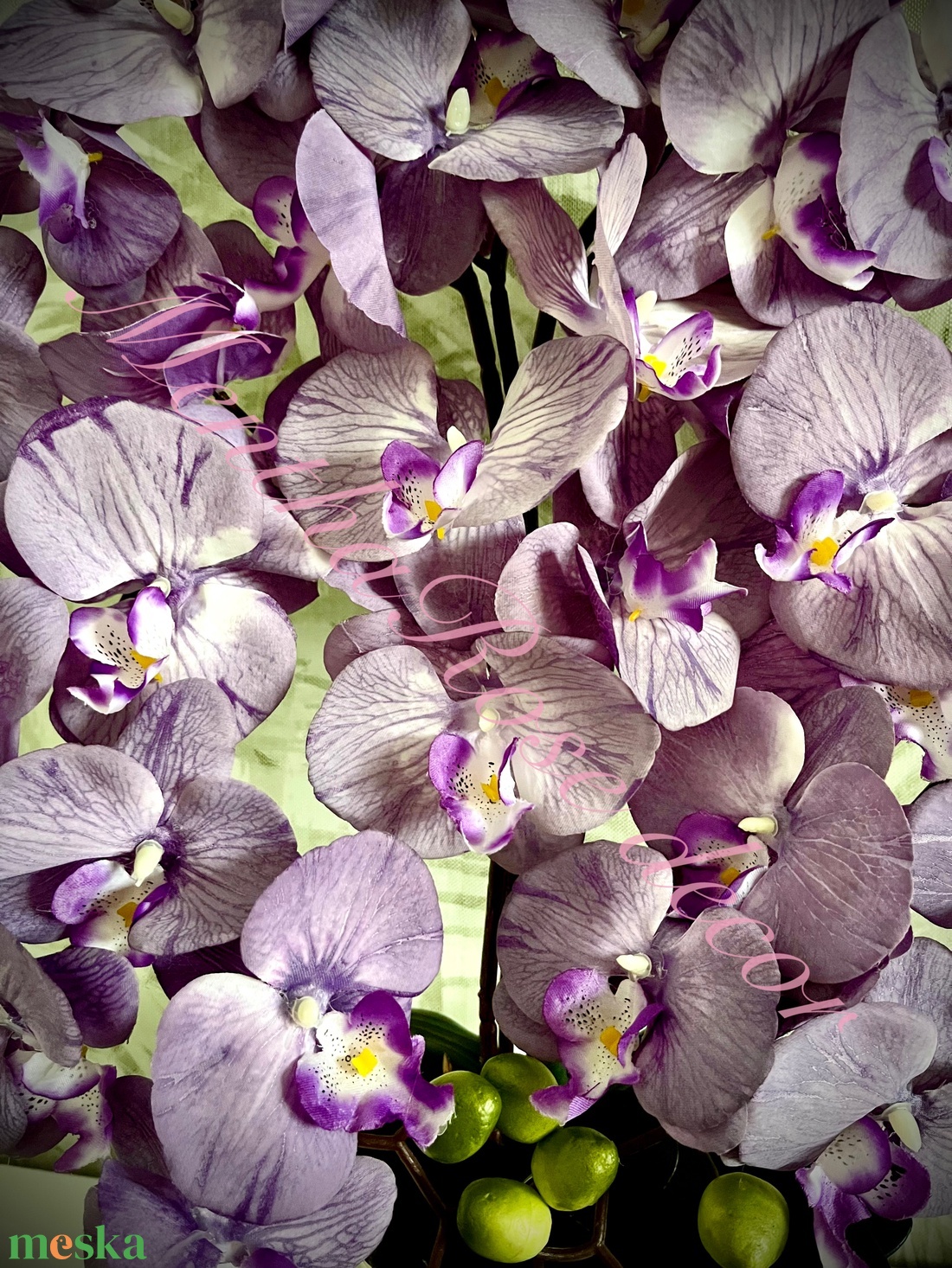 Lila színű orchidea kaspóban - otthon & életmód - virágdekoráció - virágdíszek - virágdísz kaspóban - Meska.hu