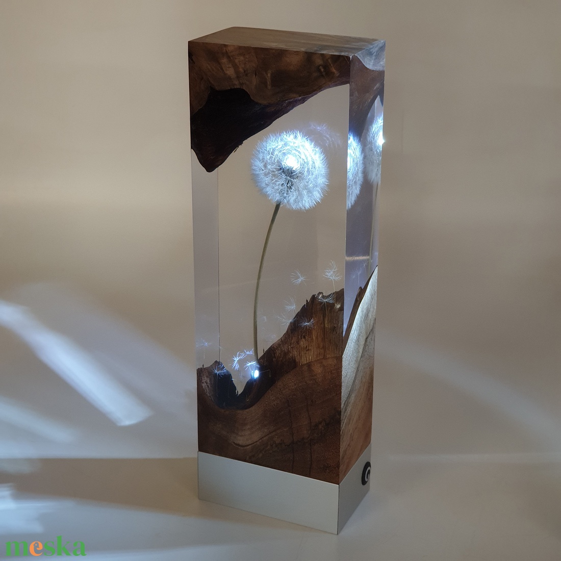 Világító pitypang gyanta dísz, kézműves fénydekor diófa gyökéren, egyedi ajándék természetkedvelőknek - otthon & életmód - dekoráció - asztal és polc dekoráció - asztaldísz - Meska.hu