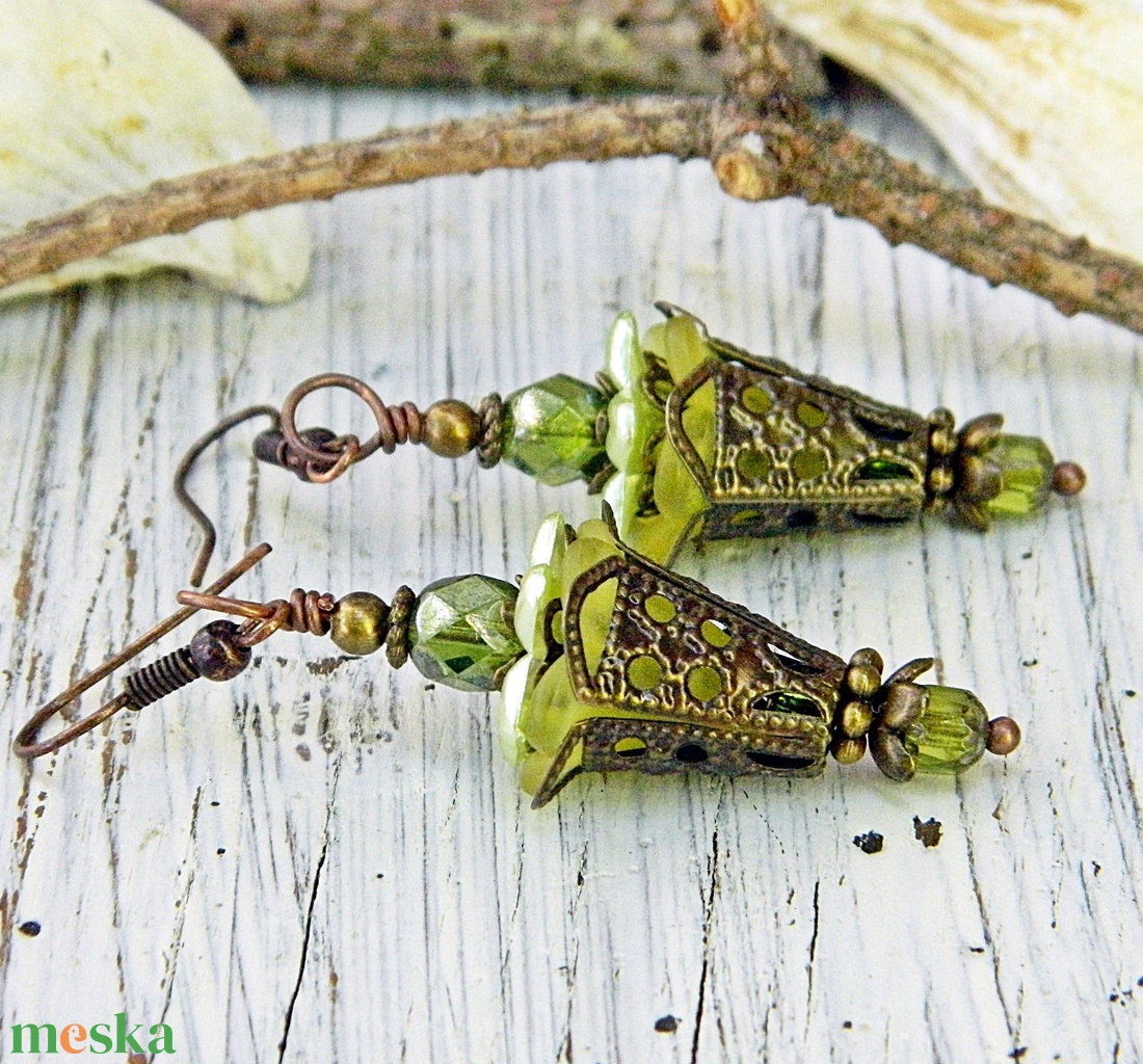 Helleborus - fleur design fülbevaló, zöld virágfülbevaló, bohém fülbevaló, steampunk fülbevaló, egyedi boho fülbevaló - ékszer - fülbevaló - lógó fülbevaló - Meska.hu