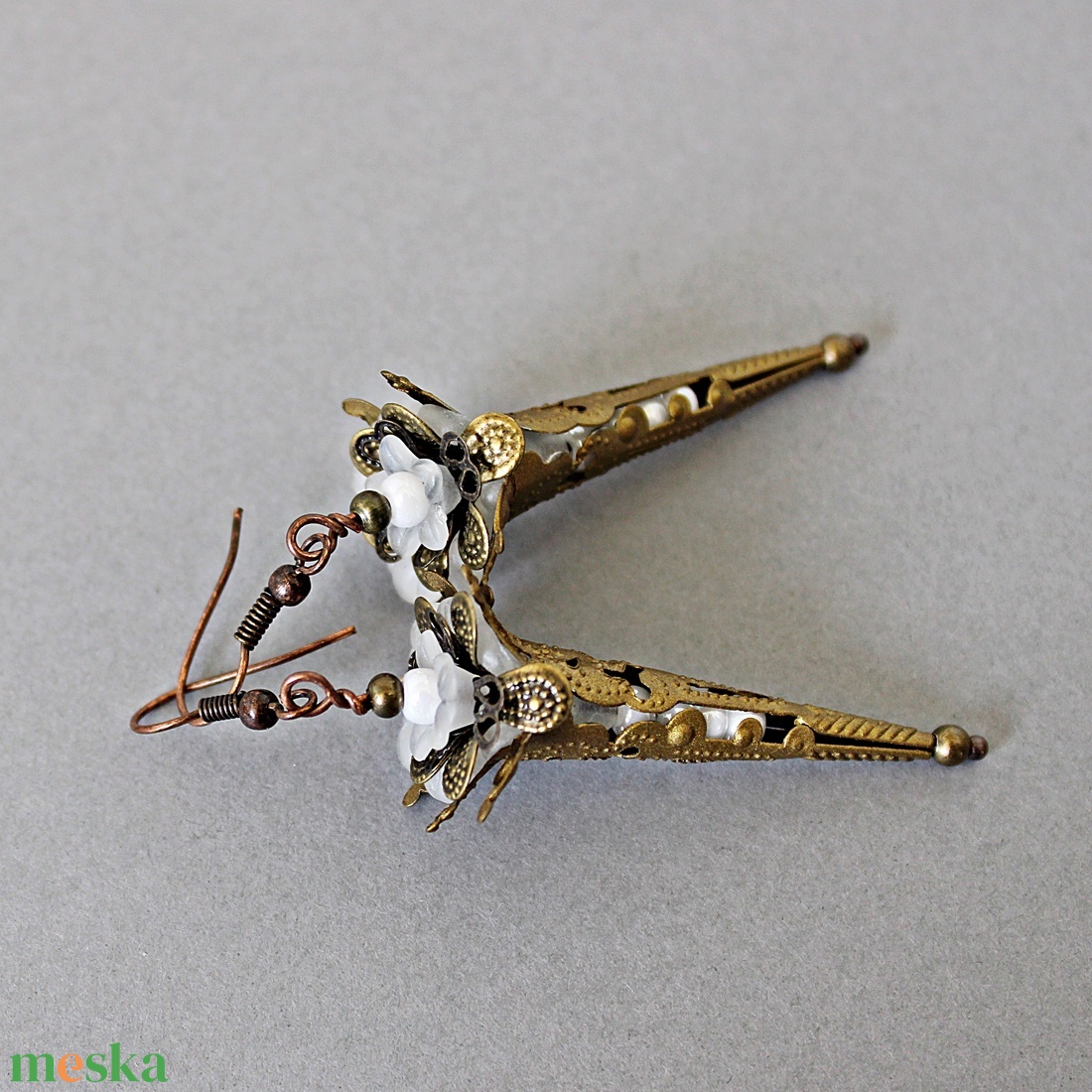 Lily - fleur design fülbevaló, fehér virágfülbevaló, esküvői fülbevaló, bohém fülbevaló, boho füli, steampunk füli - ékszer - fülbevaló - lógó fülbevaló - Meska.hu Lily - fleur design fülbevaló, fehér virágfülbevaló, esküvői fülbevaló, bohém fülbevaló, boho füli, steampunk füli - ékszer - fülbevaló - lógó fülbevaló - Meska.hu