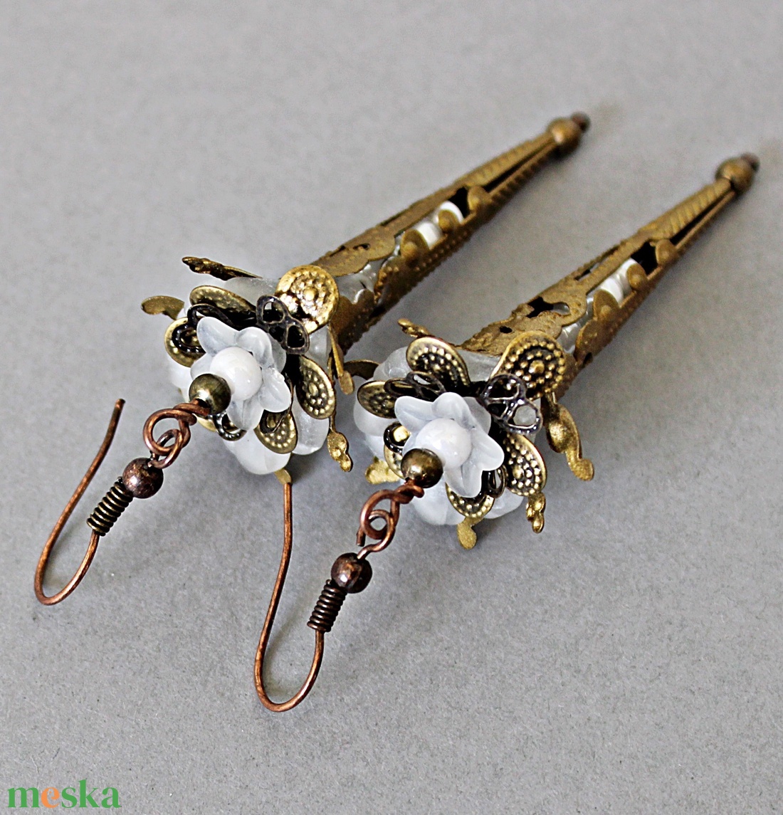 Lily - fleur design fülbevaló, fehér virágfülbevaló, esküvői fülbevaló, bohém fülbevaló, boho füli, steampunk füli - ékszer - fülbevaló - lógó fülbevaló - Meska.hu Lily - fleur design fülbevaló, fehér virágfülbevaló, esküvői fülbevaló, bohém fülbevaló, boho füli, steampunk füli - ékszer - fülbevaló - lógó fülbevaló - Meska.hu