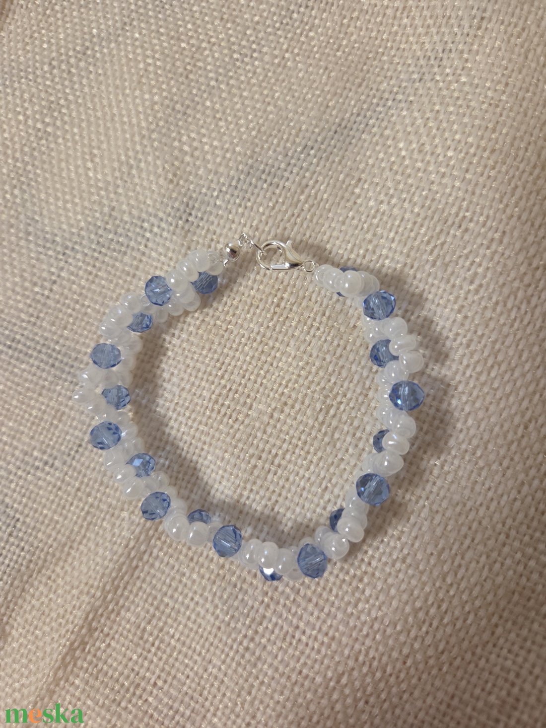 Gyöngyből készült kék-fehér karkötő  - ékszer - karkötő - gyöngyös karkötő - Meska.hu