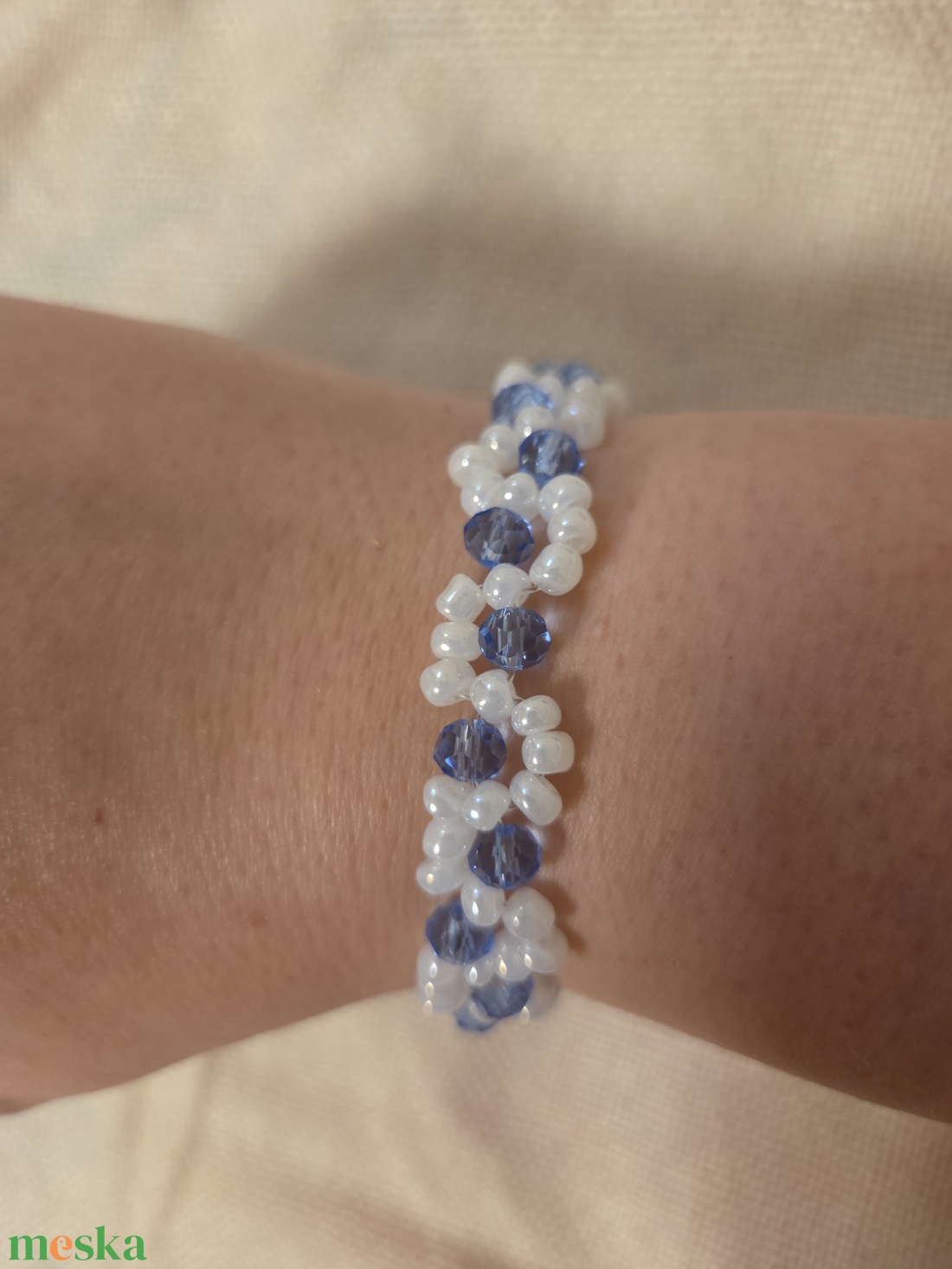 Gyöngyből készült kék-fehér karkötő  - ékszer - karkötő - gyöngyös karkötő - Meska.hu