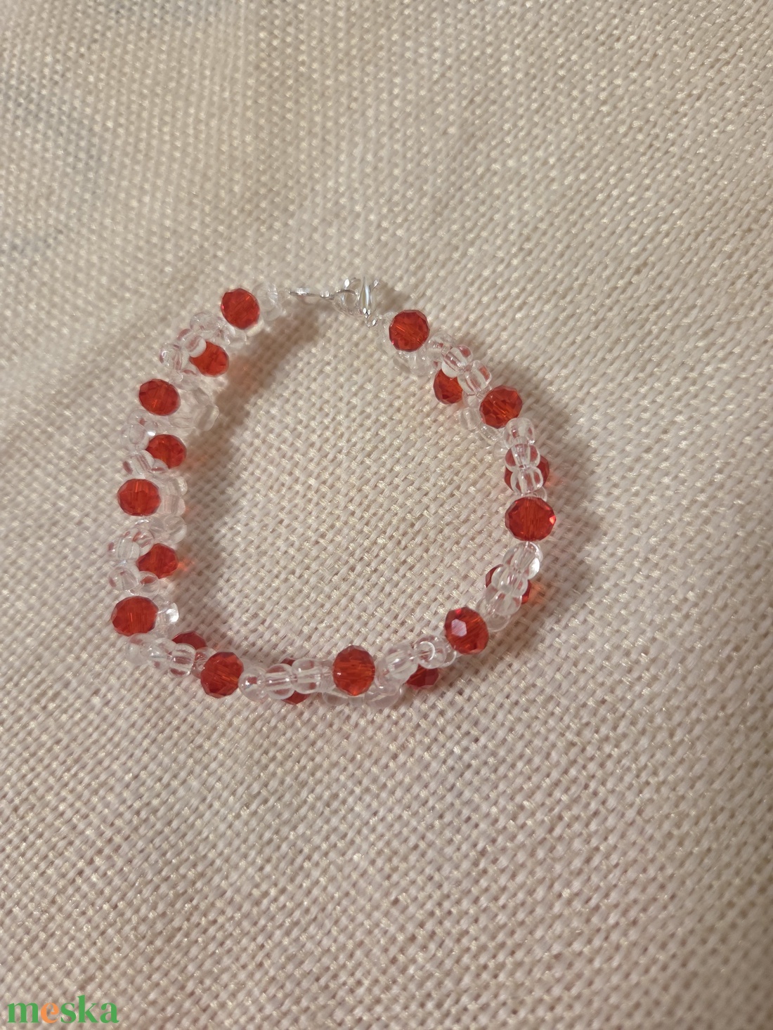 Gyöngyből készült piros karkötő  - ékszer - karkötő - gyöngyös karkötő - Meska.hu