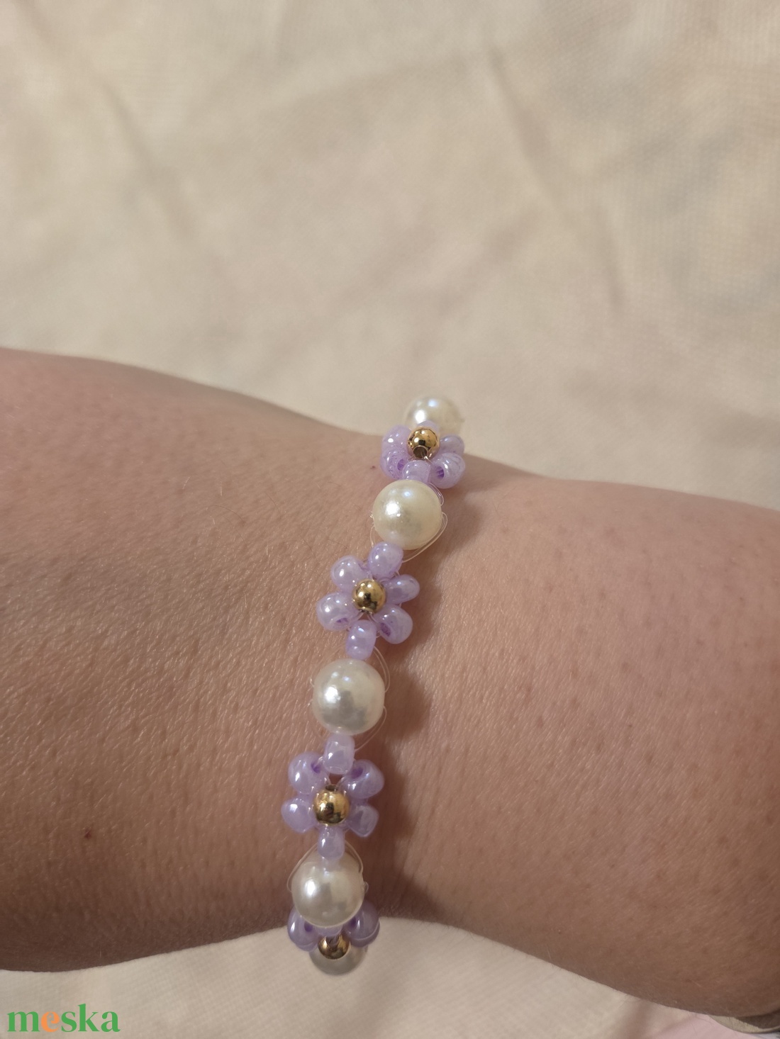 Lila virágos gyöngyből készített karkötő  - ékszer - karkötő - gyöngyös karkötő - Meska.hu