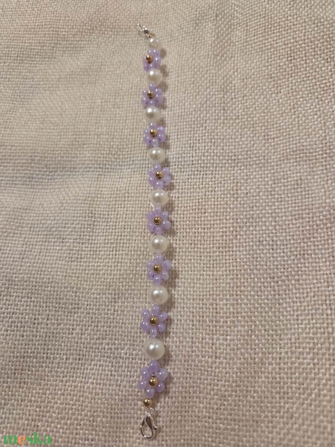 Lila virágos gyöngyből készített karkötő  - ékszer - karkötő - gyöngyös karkötő - Meska.hu