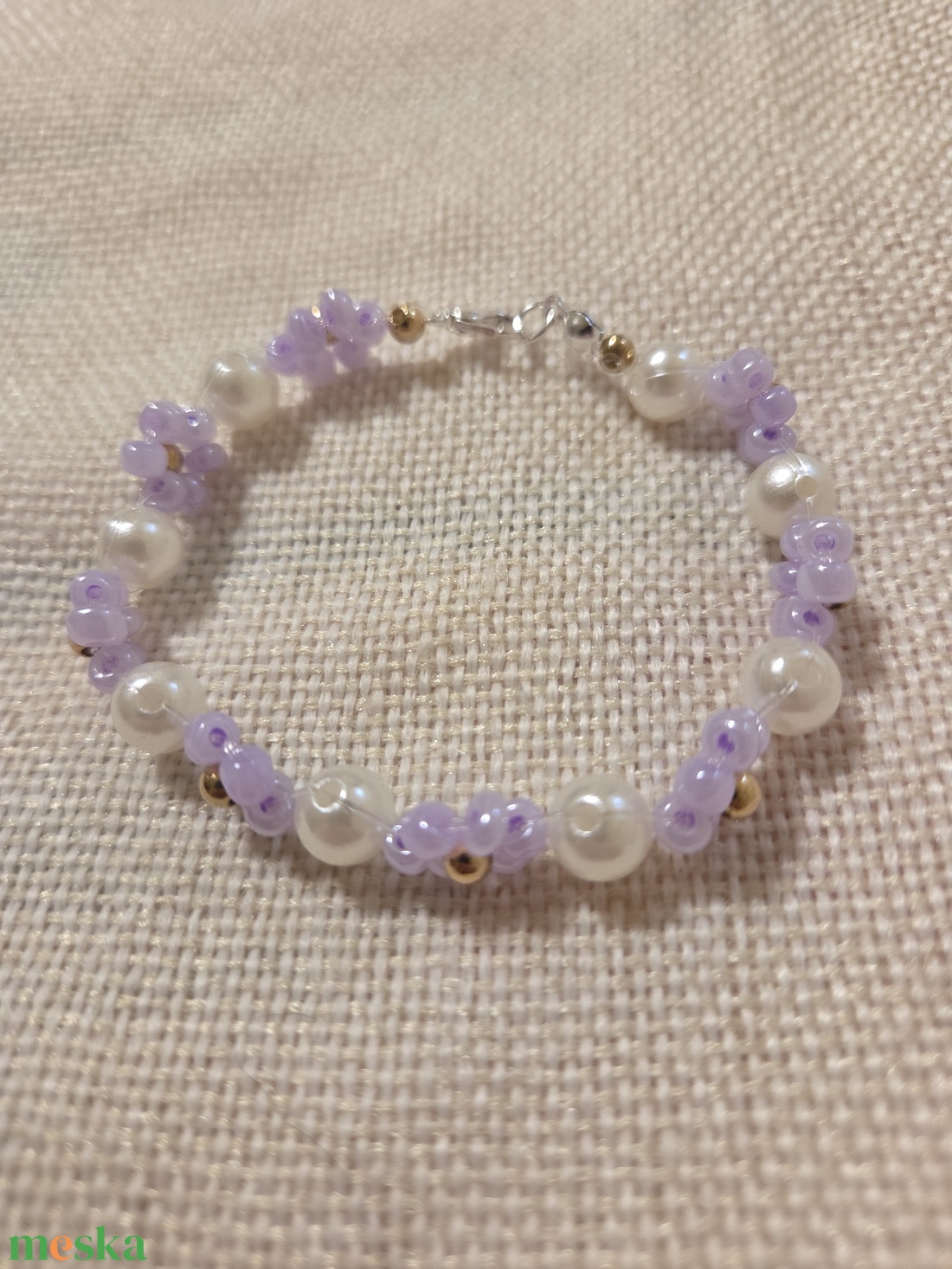 Lila virágos gyöngyből készített karkötő  - ékszer - karkötő - gyöngyös karkötő - Meska.hu