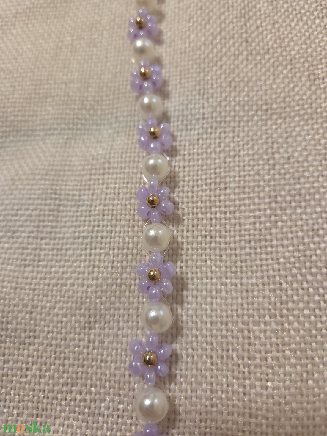 Lila virágos gyöngyből készített karkötő  - ékszer - karkötő - gyöngyös karkötő - Meska.hu