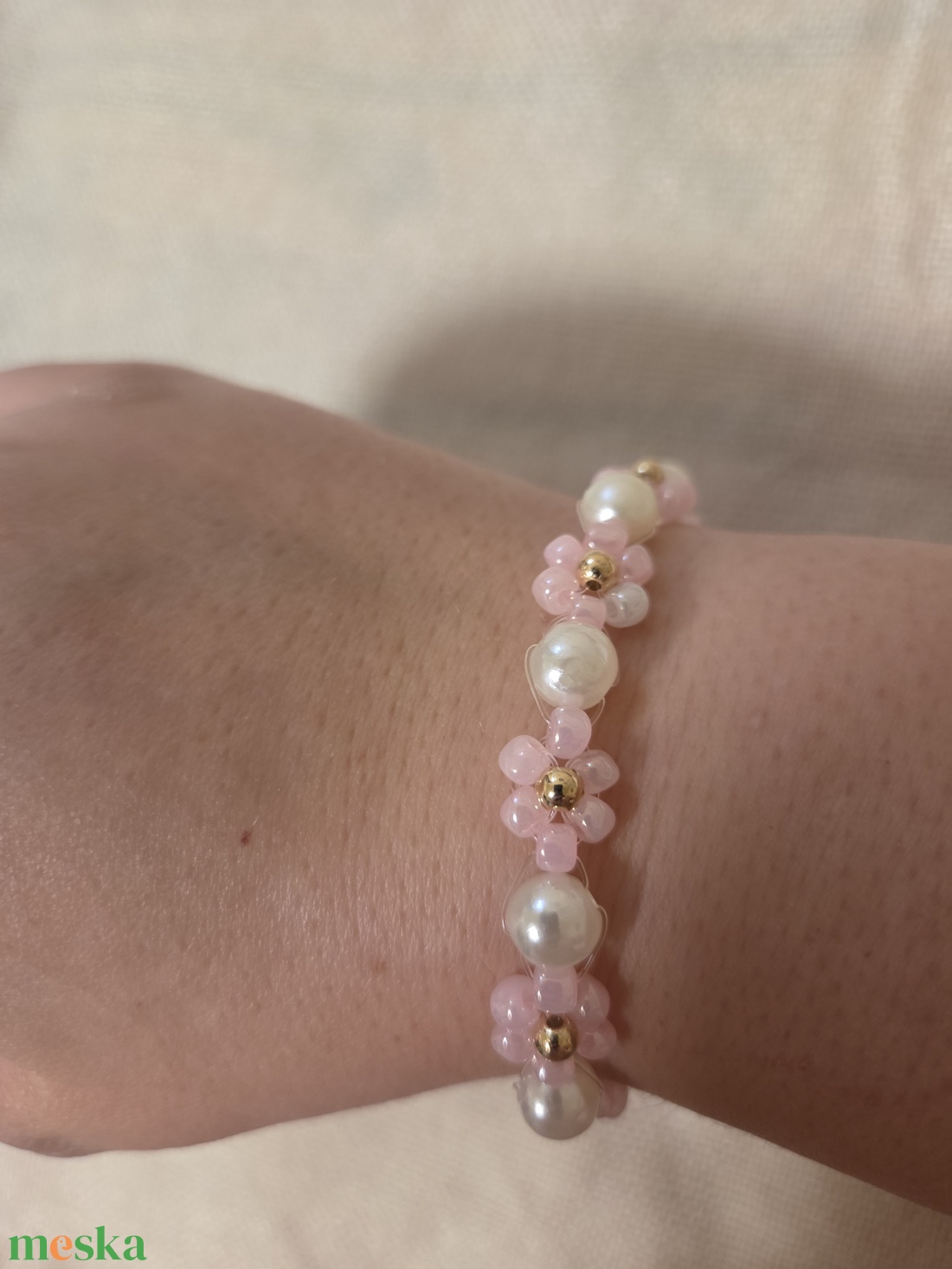 Rózsaszín virágos gyöngyből készített karkötő  - ékszer - karkötő - gyöngyös karkötő - Meska.hu