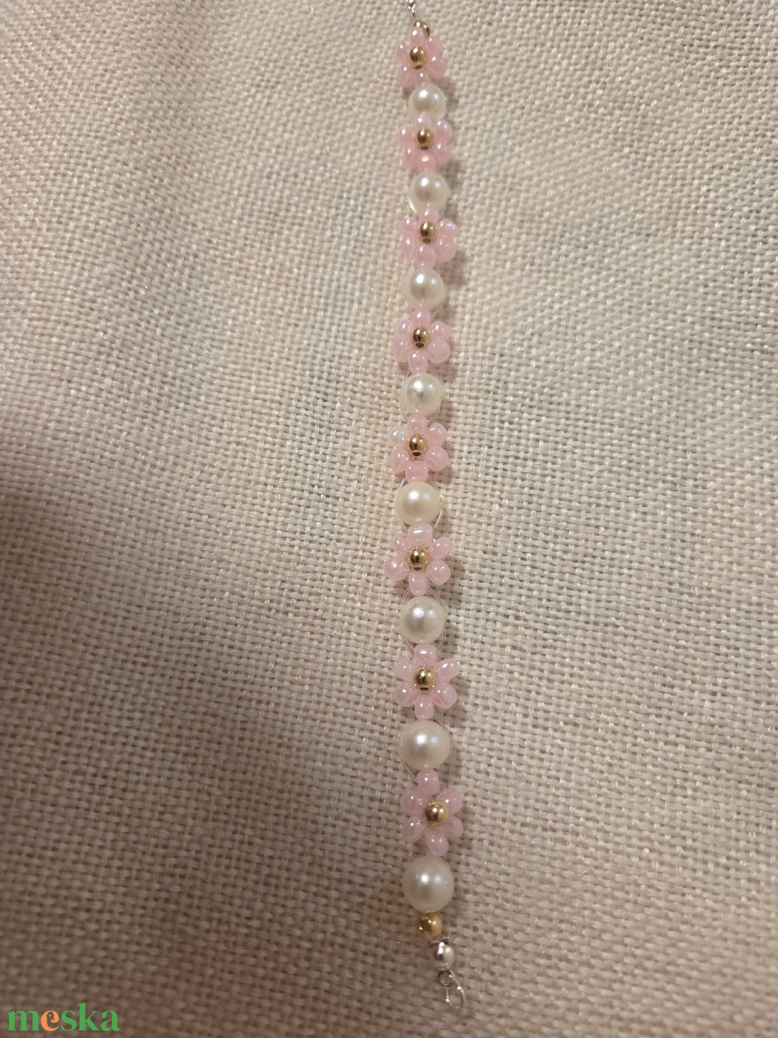 Rózsaszín virágos gyöngyből készített karkötő  - ékszer - karkötő - gyöngyös karkötő - Meska.hu