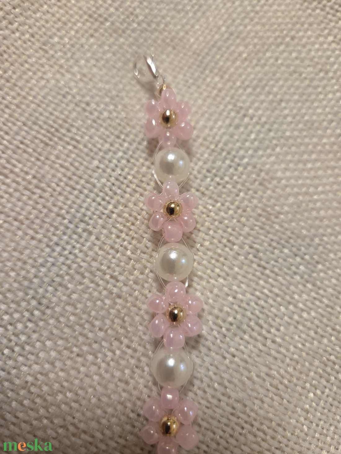 Rózsaszín virágos gyöngyből készített karkötő  - ékszer - karkötő - gyöngyös karkötő - Meska.hu