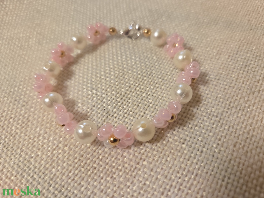 Rózsaszín virágos gyöngyből készített karkötő  - ékszer - karkötő - gyöngyös karkötő - Meska.hu