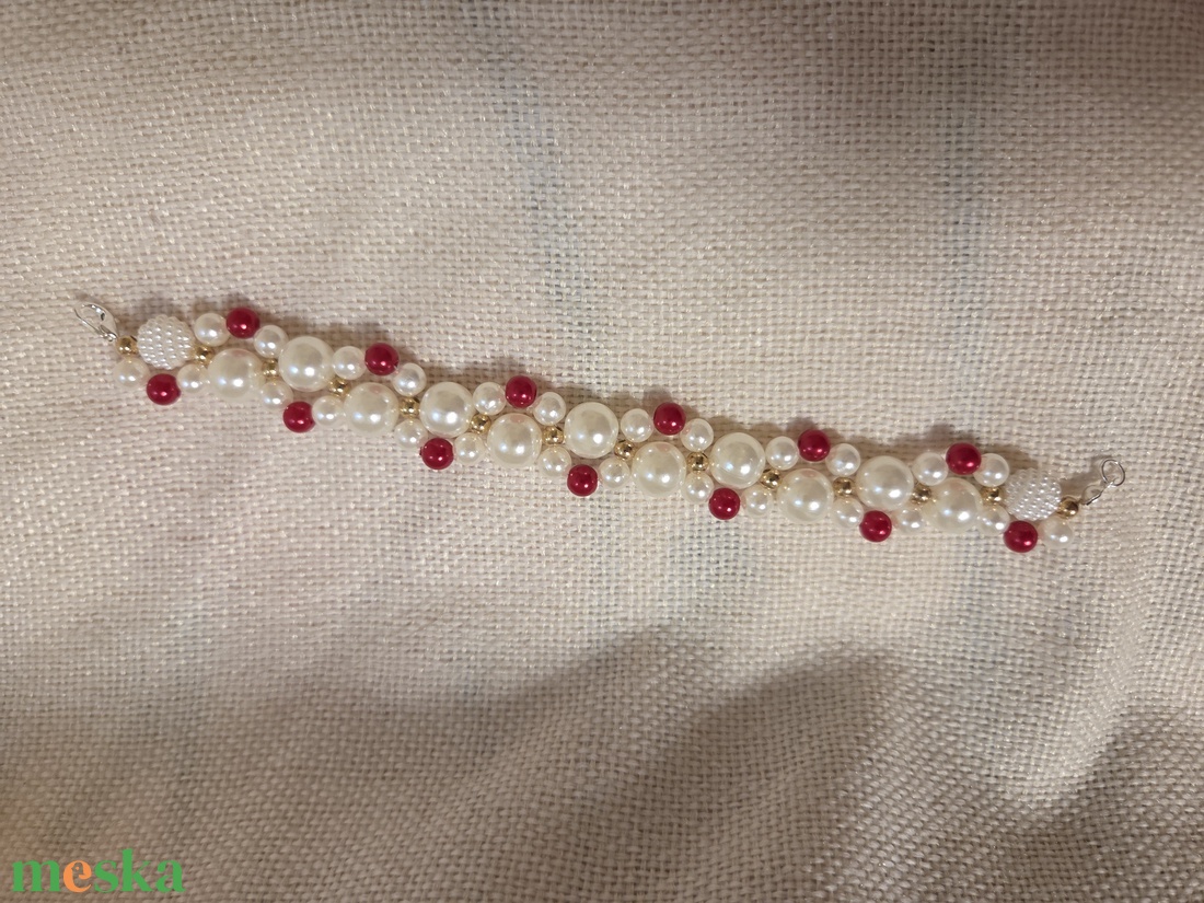 Fehér-piros karkötő  - ékszer - karkötő - gyöngyös karkötő - Meska.hu