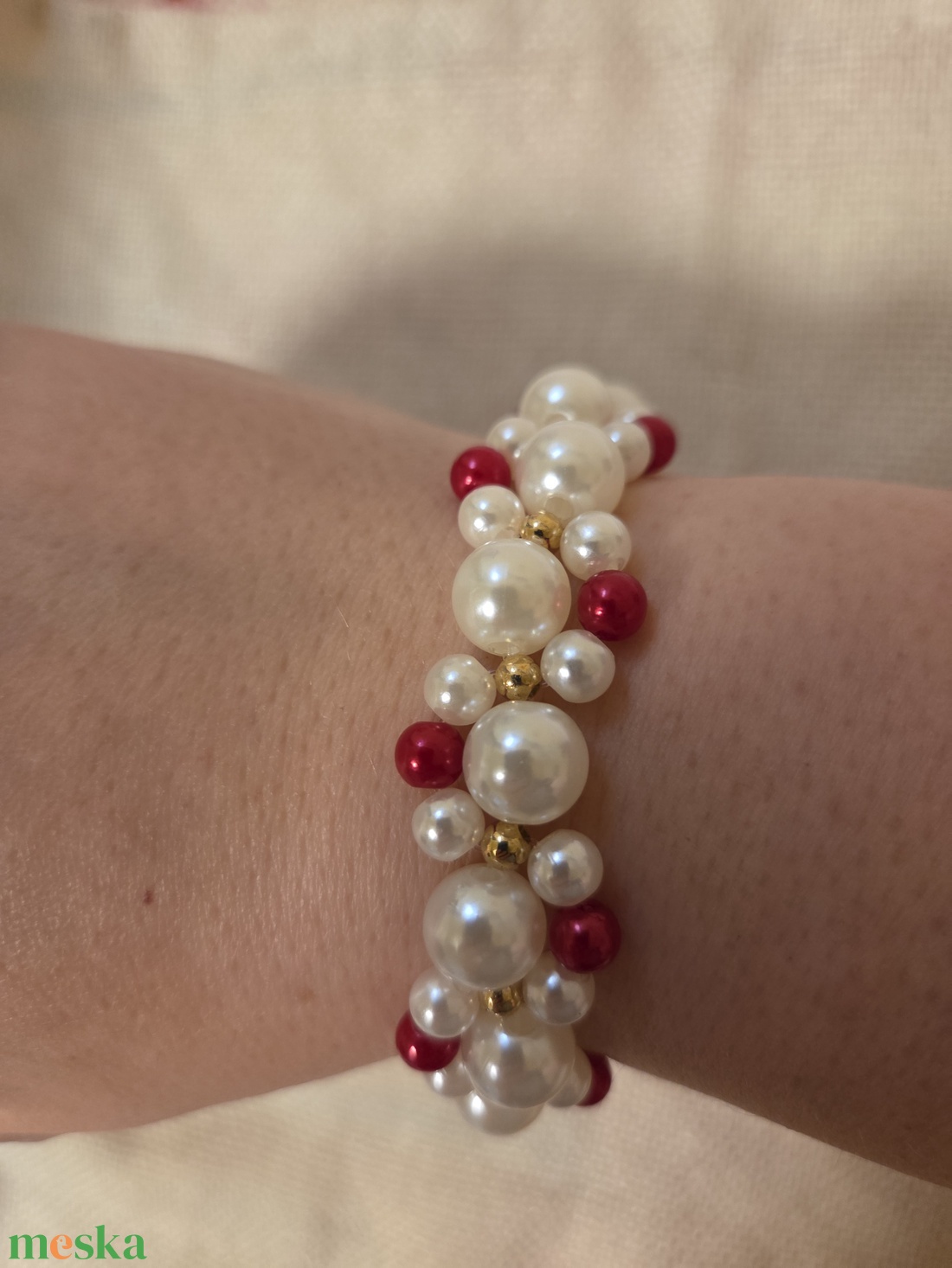 Fehér-piros karkötő  - ékszer - karkötő - gyöngyös karkötő - Meska.hu