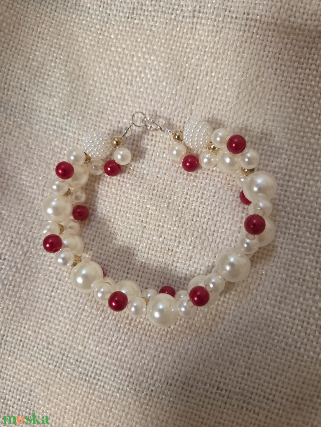 Fehér-piros karkötő  - ékszer - karkötő - gyöngyös karkötő - Meska.hu