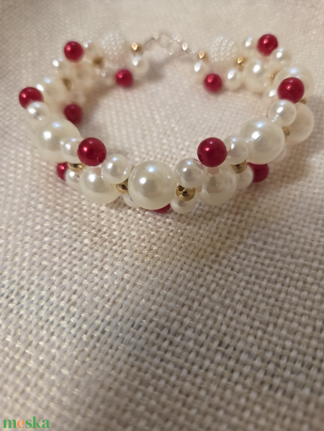 Fehér-piros karkötő  - ékszer - karkötő - gyöngyös karkötő - Meska.hu
