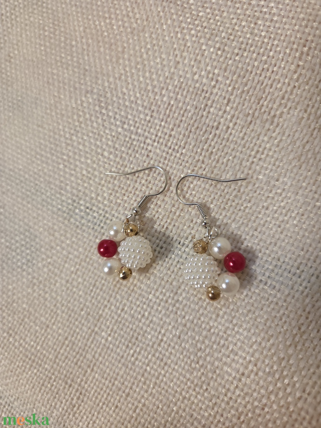Fehér-piros fülbevaló  - ékszer - fülbevaló - lógó fülbevaló - Meska.hu