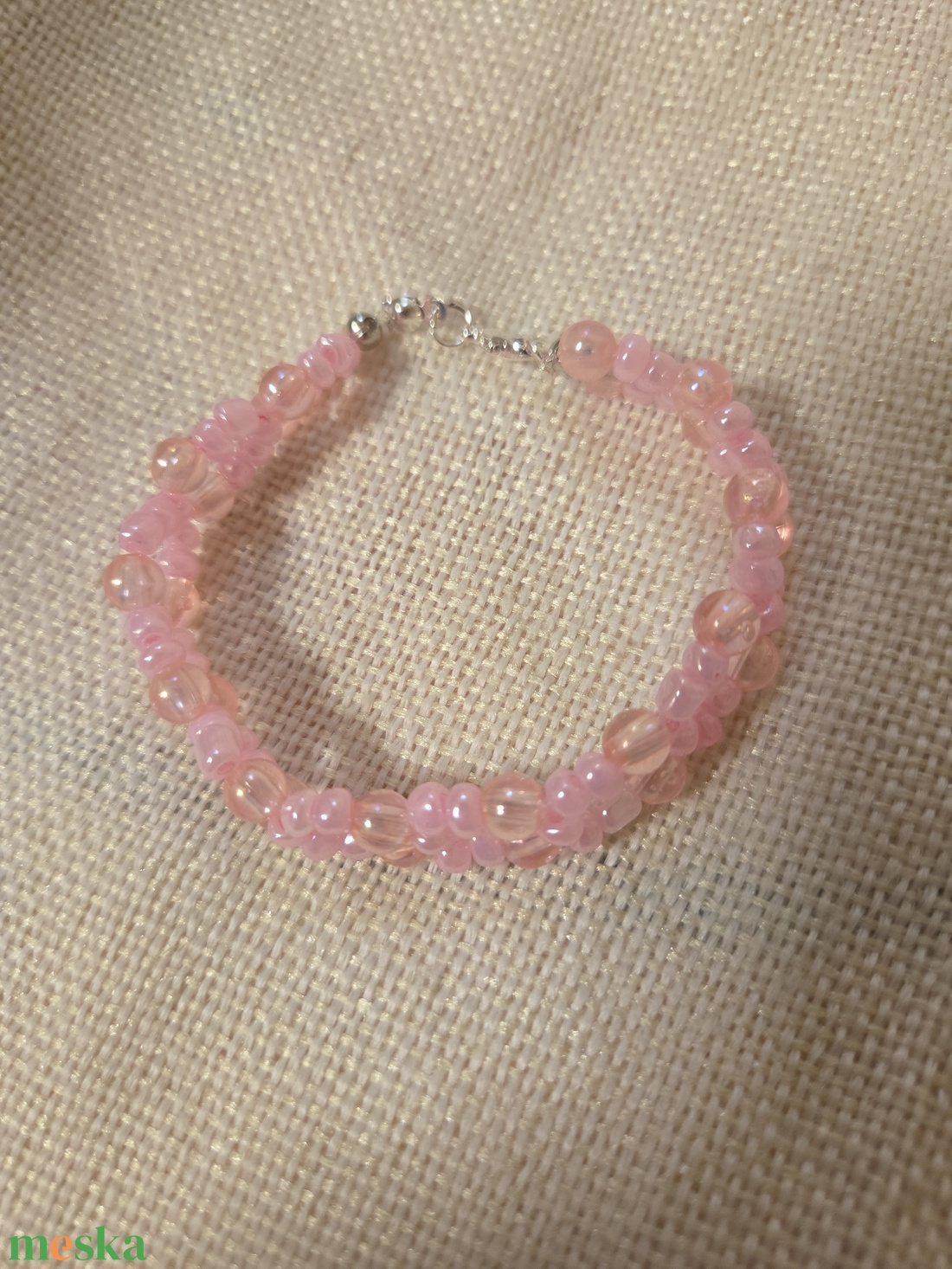 Rózsaszín gyöngyből készült karkötő - ékszer - karkötő - gyöngyös karkötő - Meska.hu