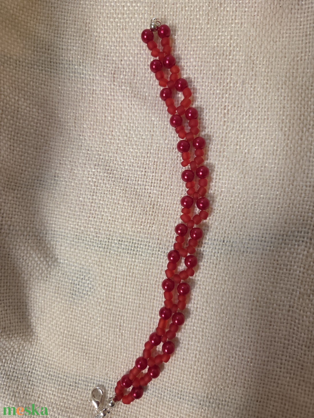 Piros gyöngyből készült karkötő - ékszer - karkötő - gyöngyös karkötő - Meska.hu