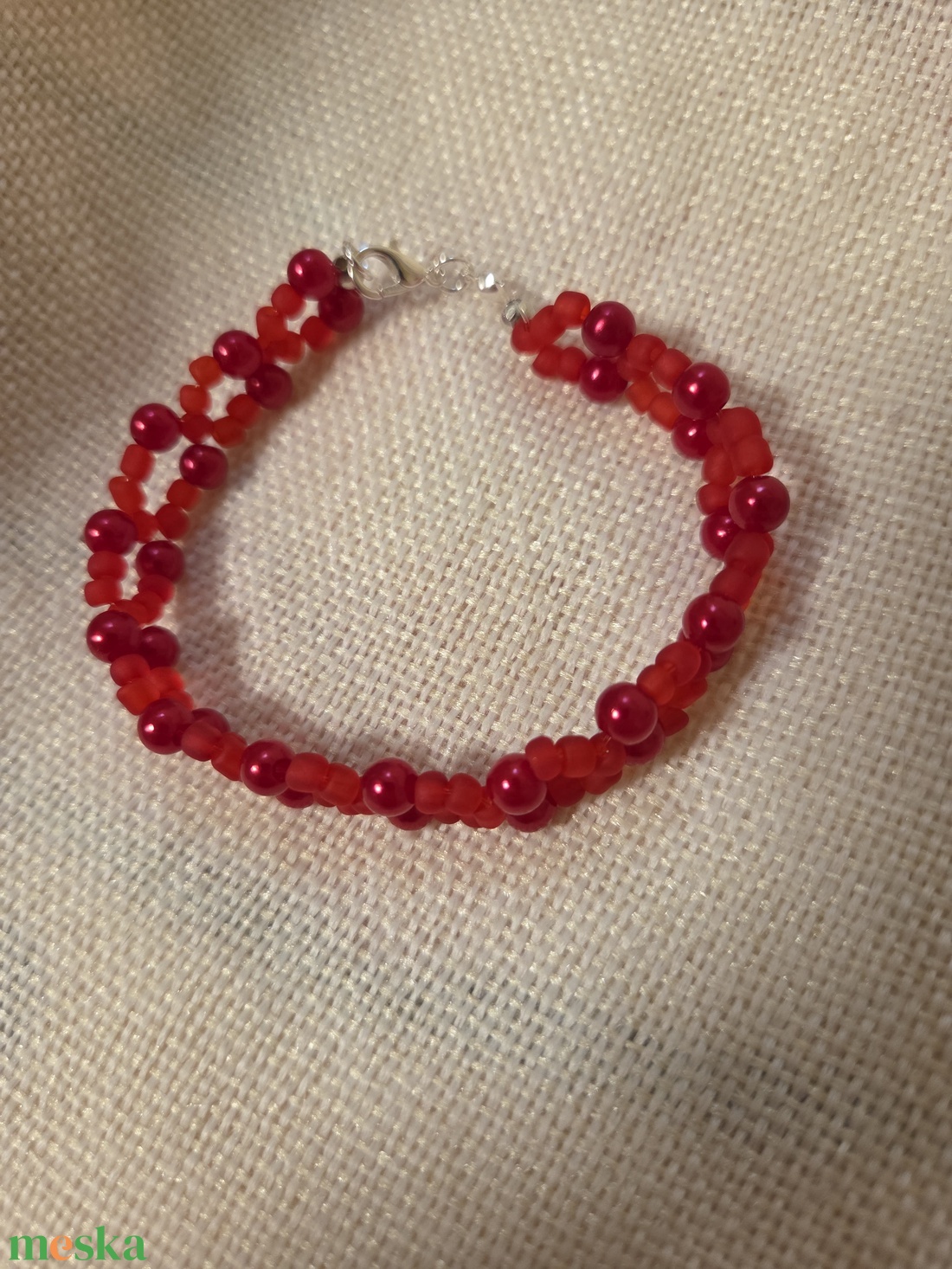 Piros gyöngyből készült karkötő - ékszer - karkötő - gyöngyös karkötő - Meska.hu