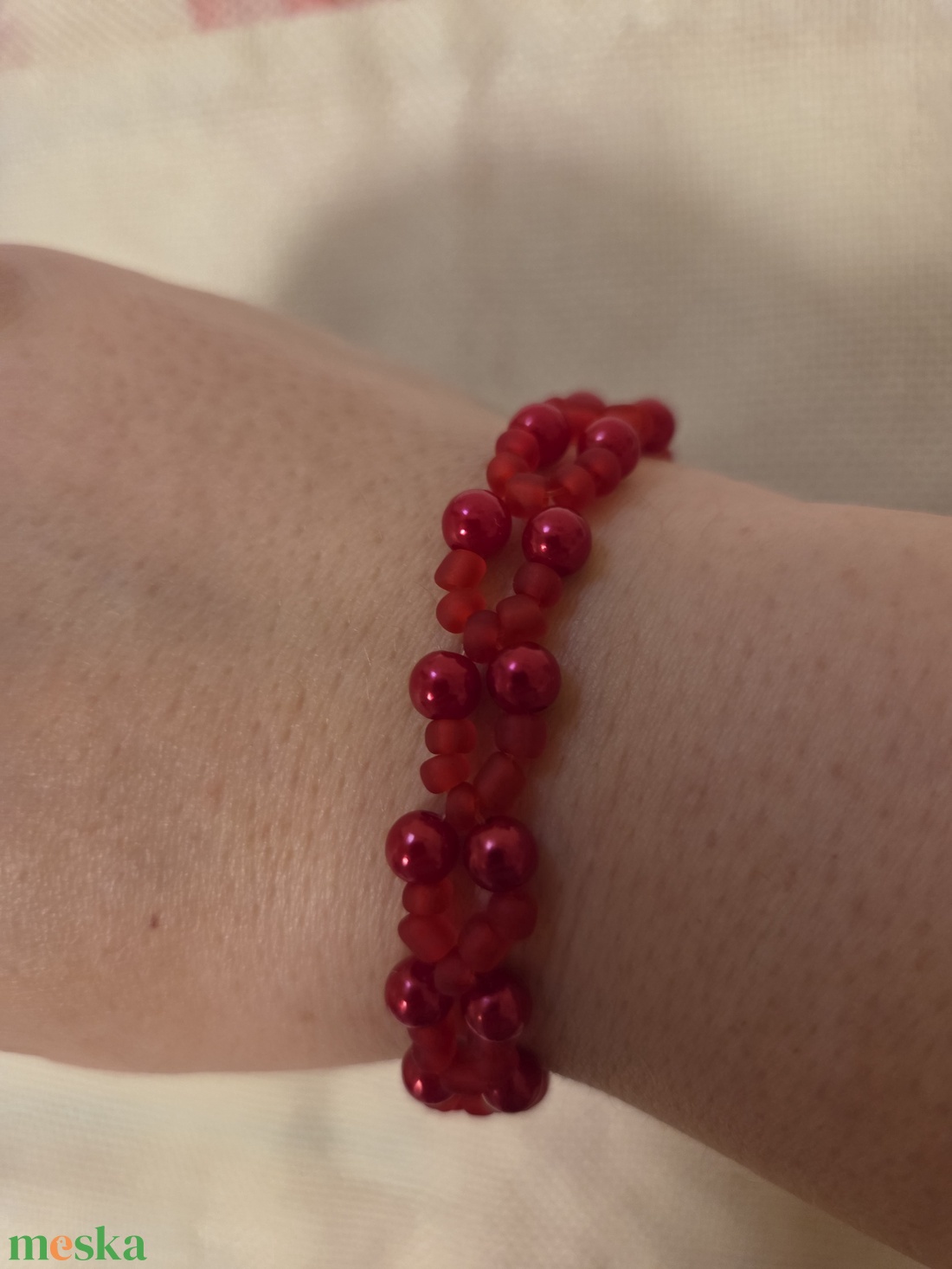 Piros gyöngyből készült karkötő - ékszer - karkötő - gyöngyös karkötő - Meska.hu