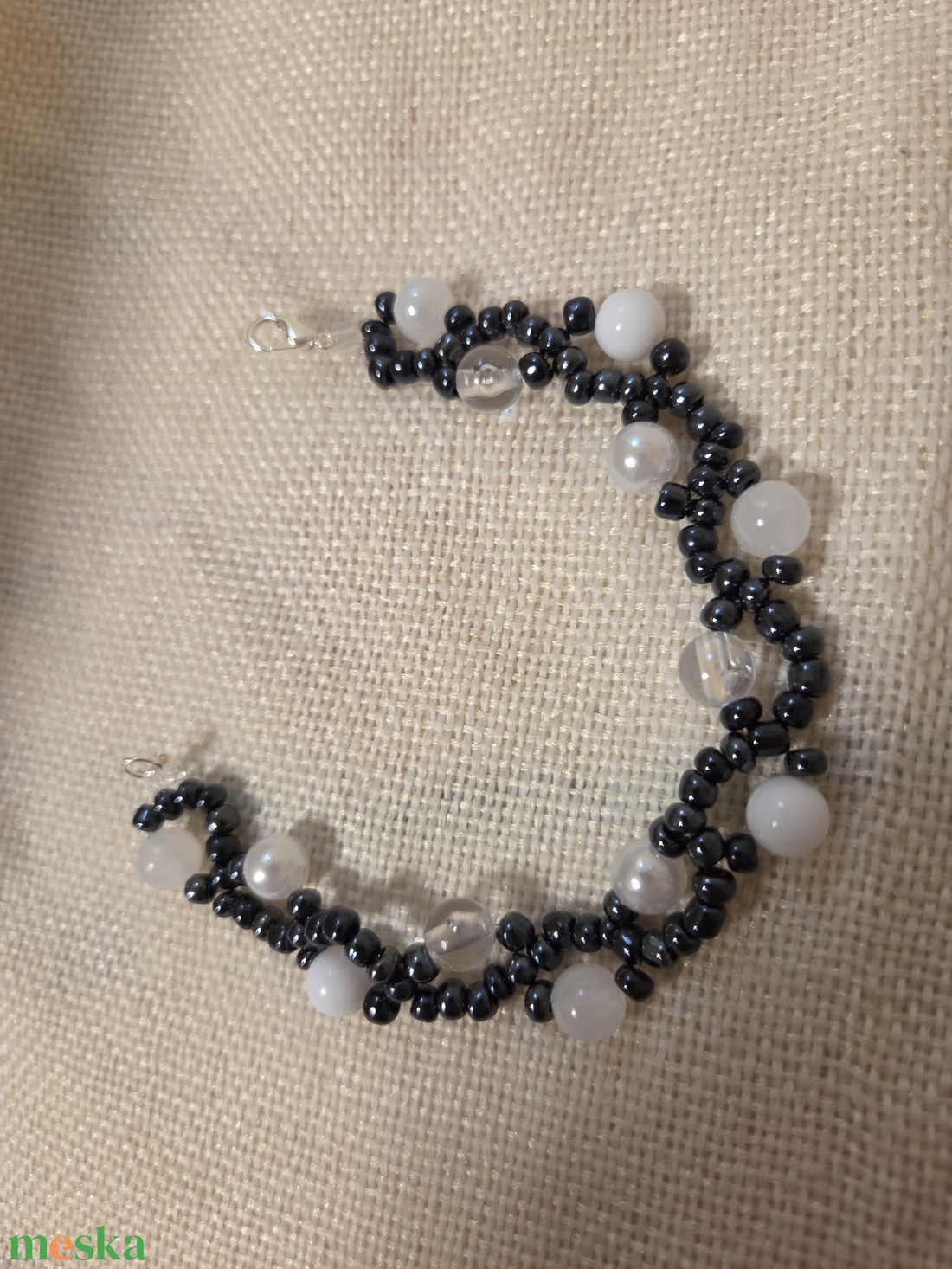 Gyöngyből készült fekete-fehér karkötő  - ékszer - karkötő - gyöngyös karkötő - Meska.hu