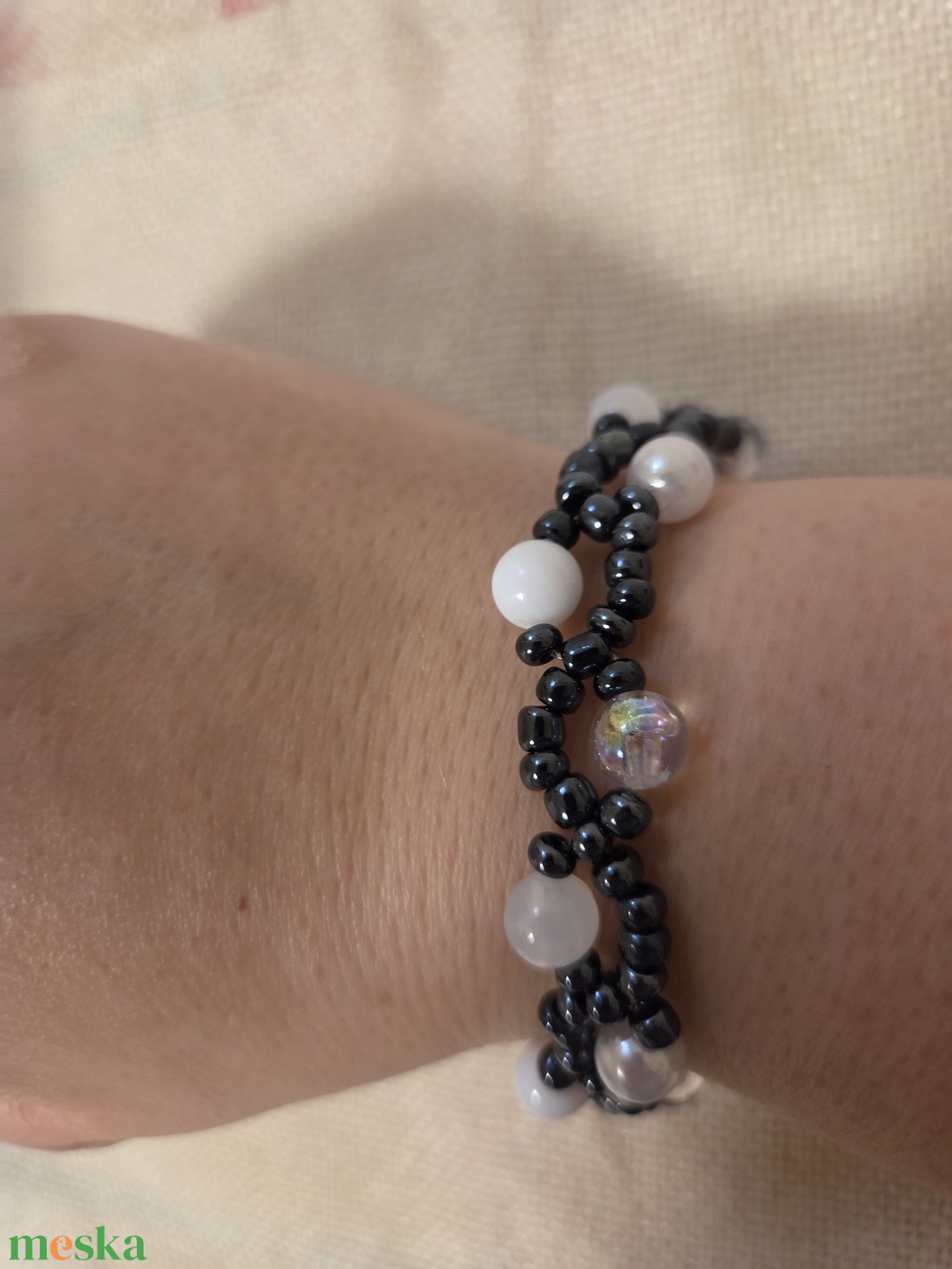 Gyöngyből készült fekete-fehér karkötő  - ékszer - karkötő - gyöngyös karkötő - Meska.hu