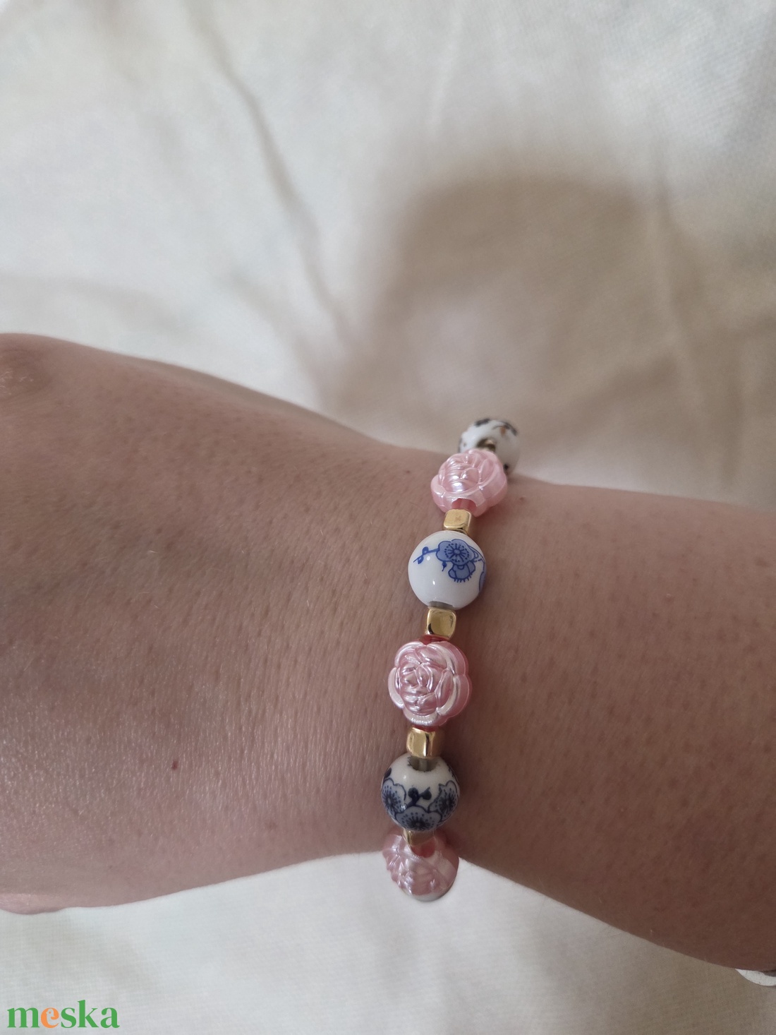 Színes tavaszi virágok -gyöngy karkötő - ékszer - karkötő - gyöngyös karkötő - Meska.hu