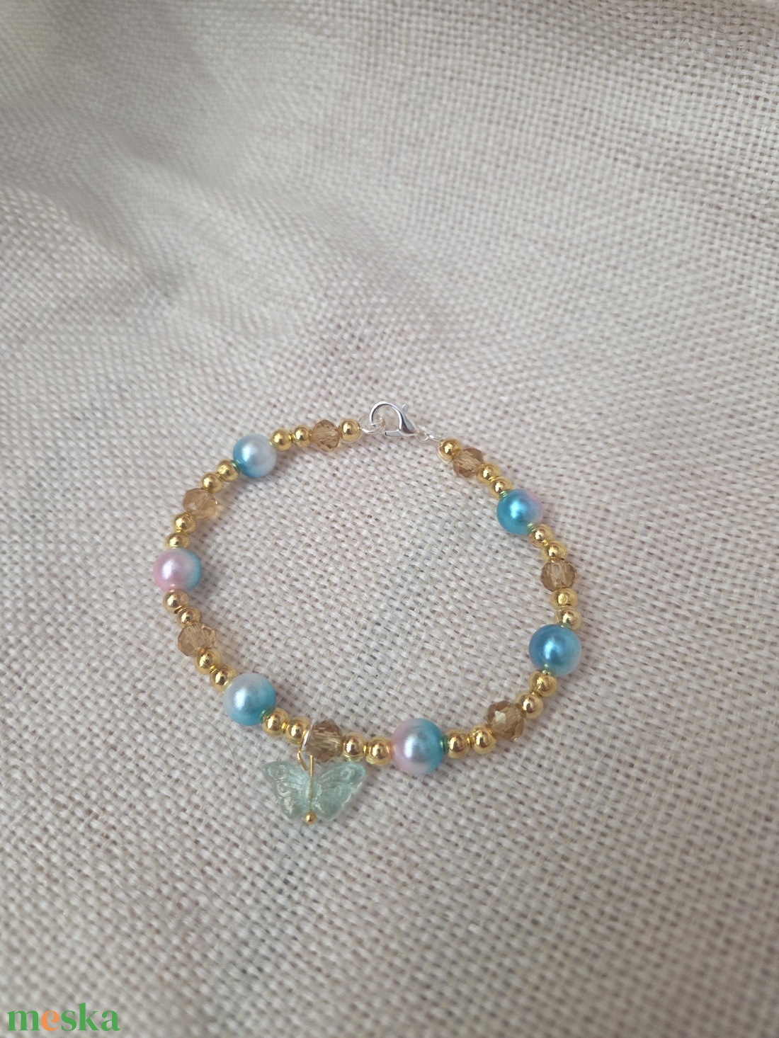 Tavaszi pillangó Menta gyöngyből készült karkötő - ékszer - karkötő - gyöngyös karkötő - Meska.hu