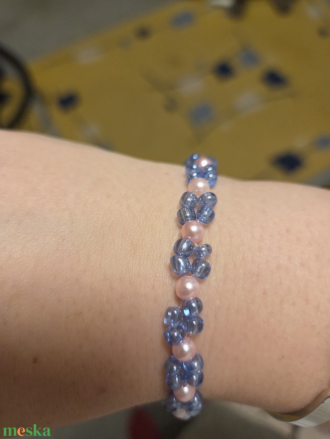 Gyöngyből készült rózsaszín-kék karkötő  - ékszer - karkötő - gyöngyös karkötő - Meska.hu