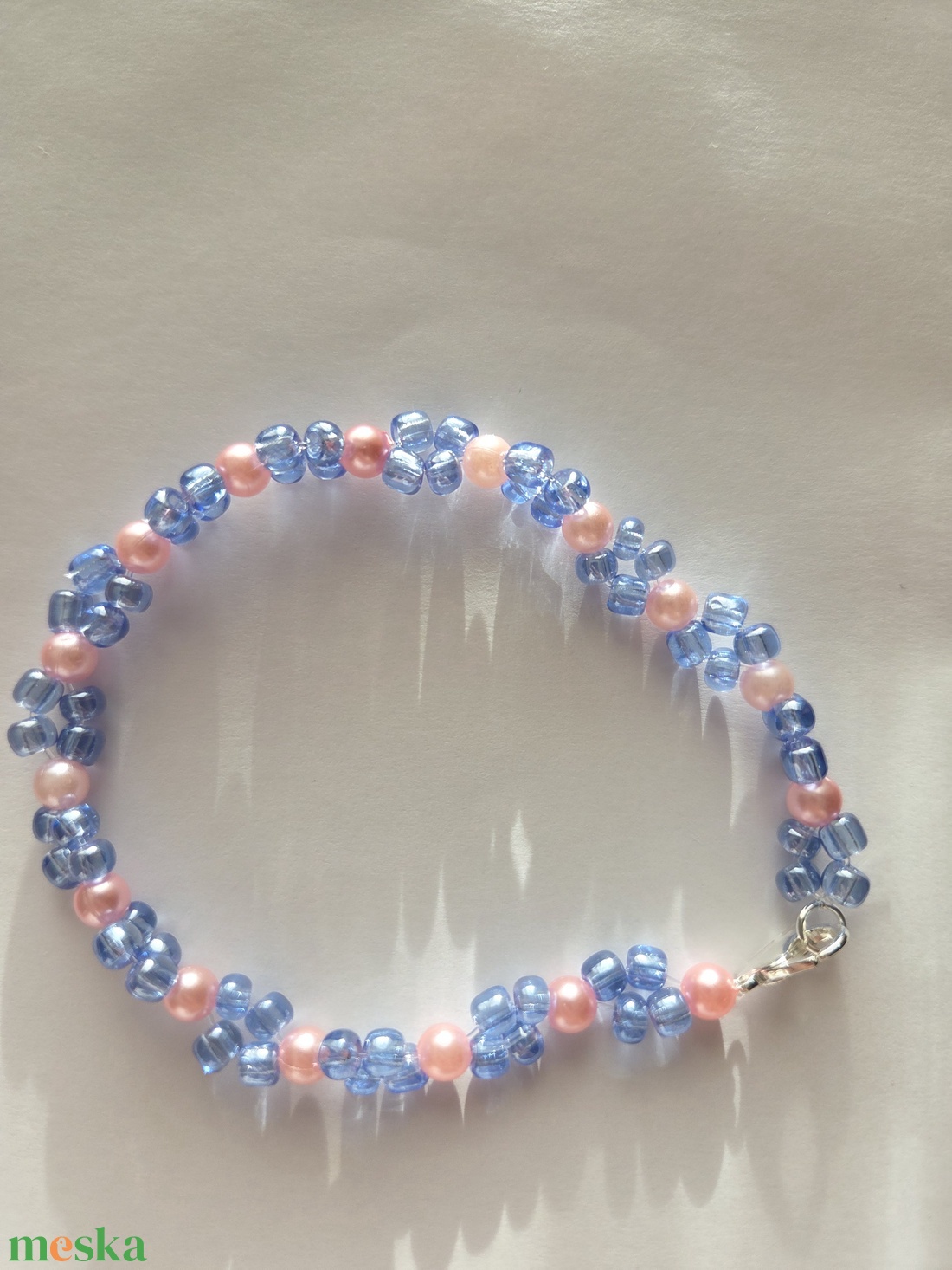 Gyöngyből készült rózsaszín-kék karkötő  - ékszer - karkötő - gyöngyös karkötő - Meska.hu
