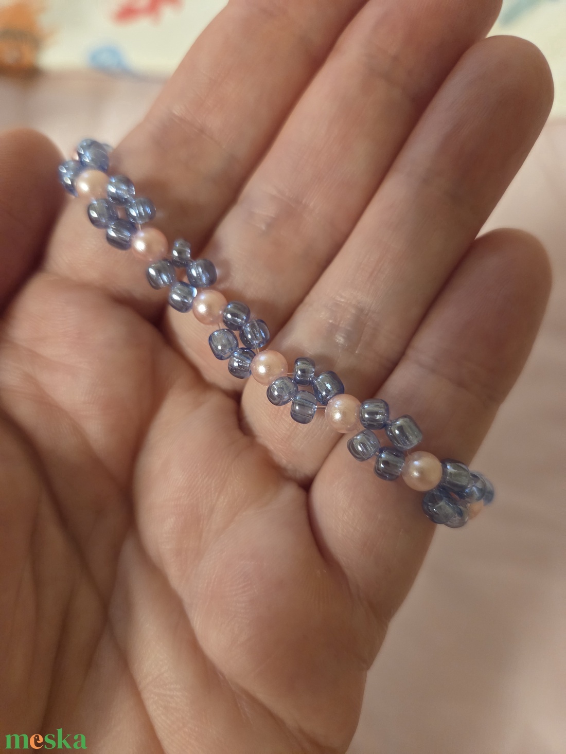 Gyöngyből készült rózsaszín-kék karkötő  - ékszer - karkötő - gyöngyös karkötő - Meska.hu