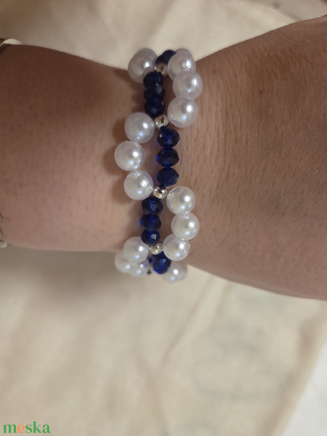 Gyöngyből készült fehér, kék karkötő  - ékszer - karkötő - gyöngyös karkötő - Meska.hu