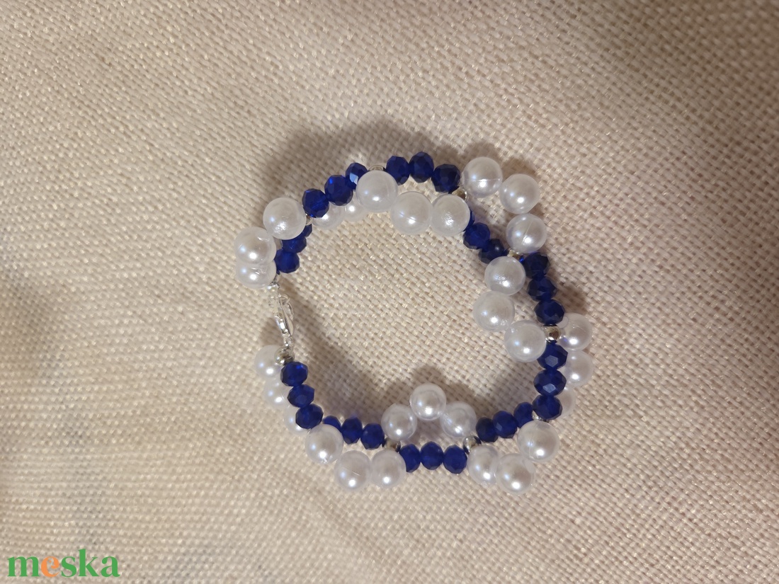 Gyöngyből készült fehér, kék karkötő  - ékszer - karkötő - gyöngyös karkötő - Meska.hu