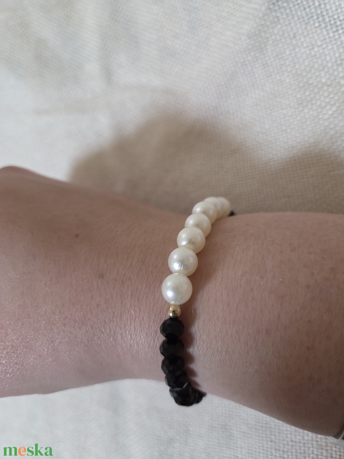 Fehér és fekete gyöngyből készült karkötő  - ékszer - karkötő - gyöngyös karkötő - Meska.hu
