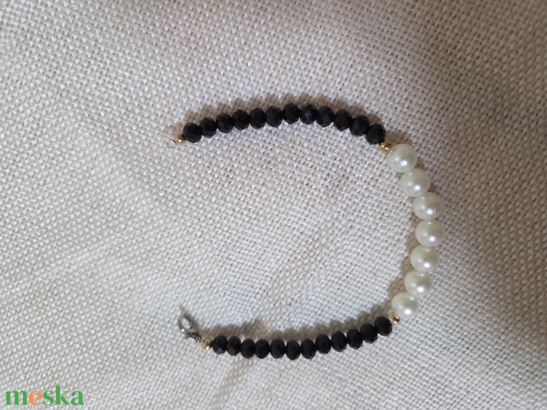 Fehér és fekete gyöngyből készült karkötő  - ékszer - karkötő - gyöngyös karkötő - Meska.hu