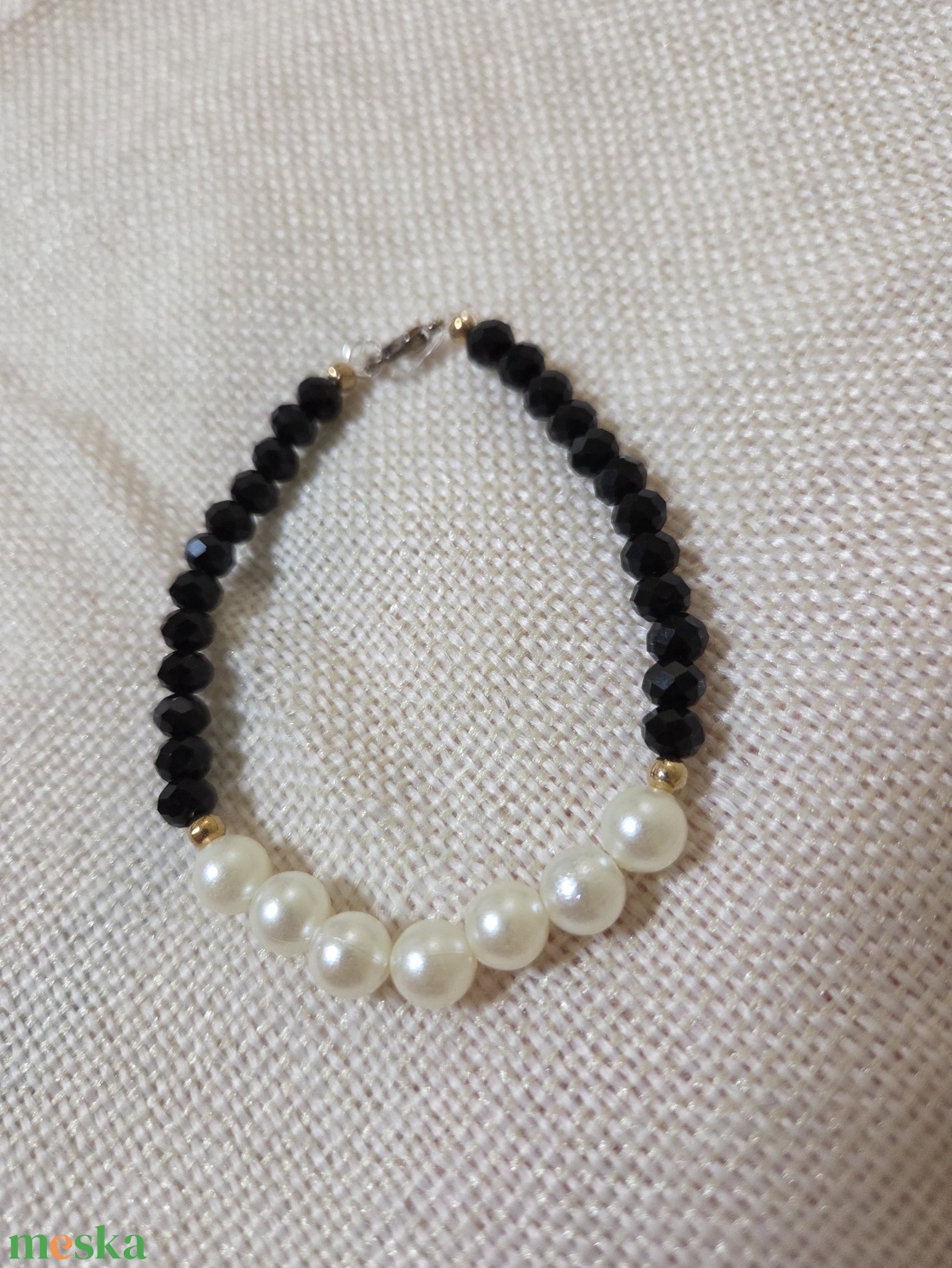 Fehér és fekete gyöngyből készült karkötő  - ékszer - karkötő - gyöngyös karkötő - Meska.hu