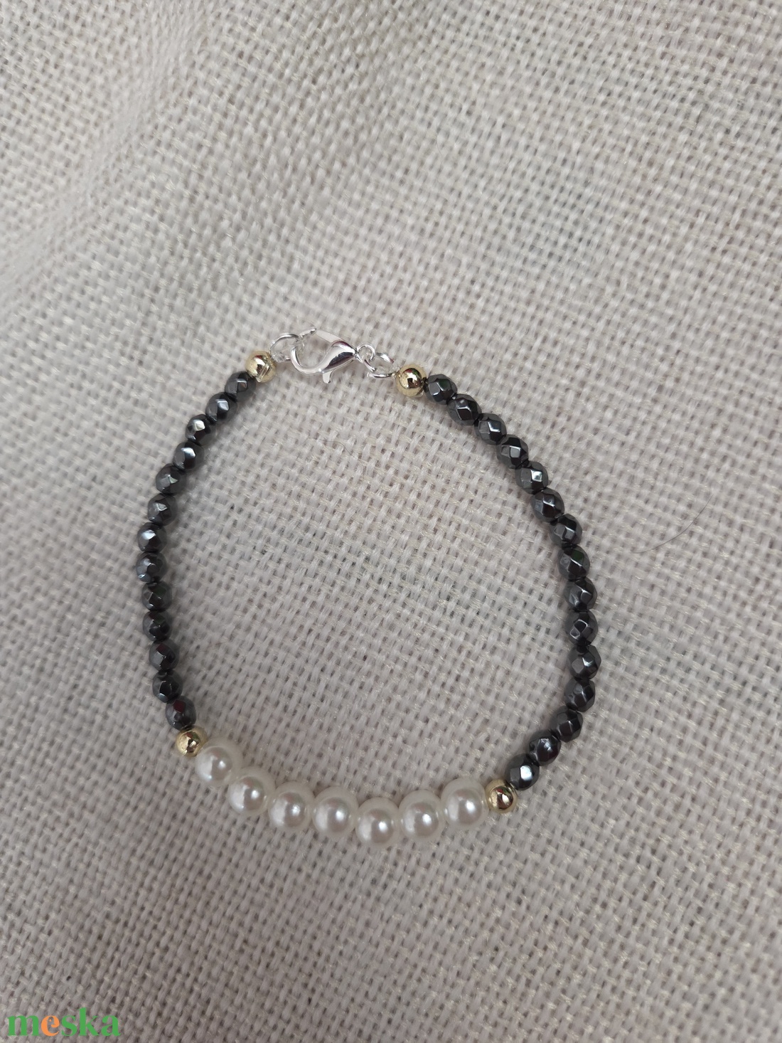 Hematit gyöngyből készült női karkötő  - ékszer - karkötő - gyöngyös karkötő - Meska.hu