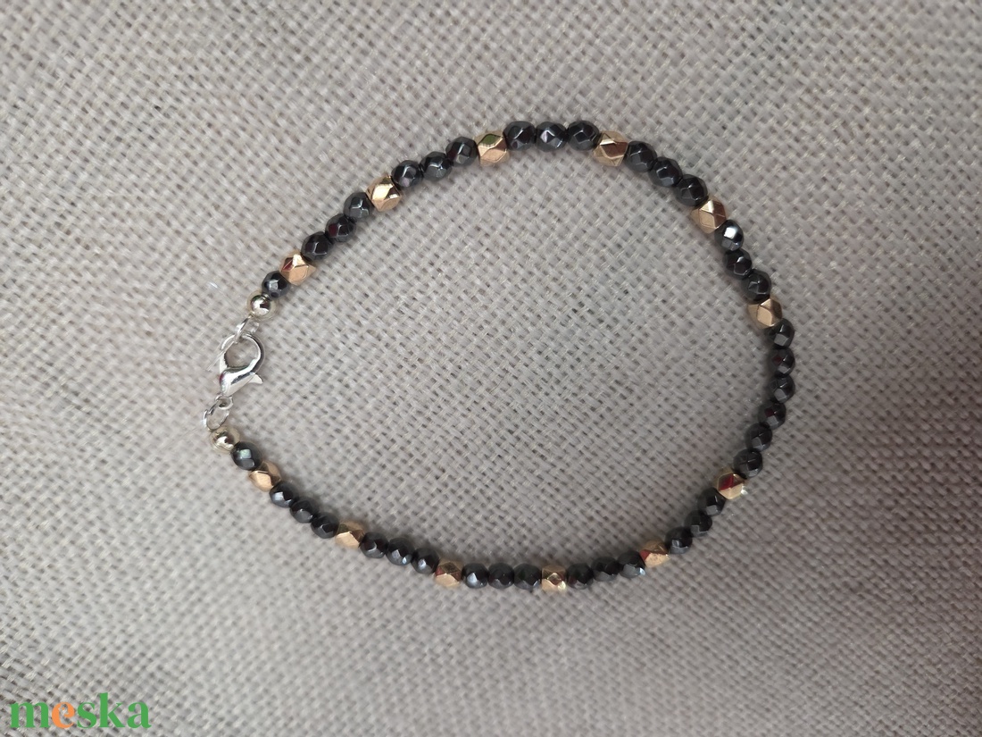 Hematit gyöngyből készült férfi karkötő  - ékszer - karkötő - gyöngyös karkötő - Meska.hu