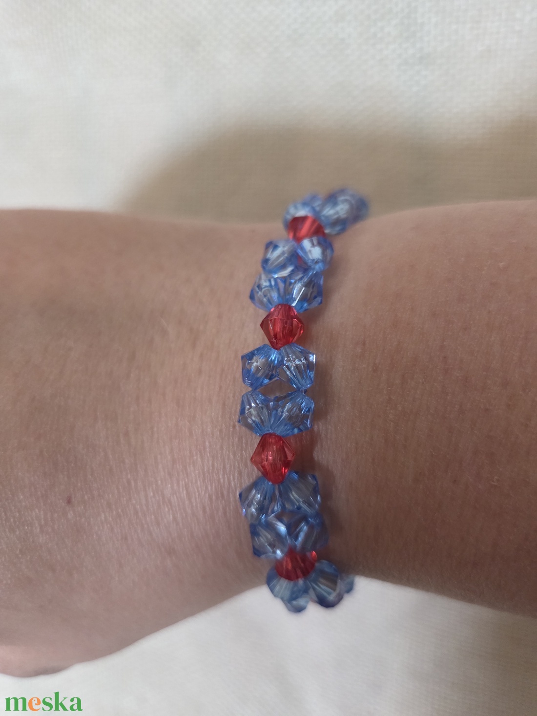 Piros és világos kék karkötő  - ékszer - karkötő - gyöngyös karkötő - Meska.hu