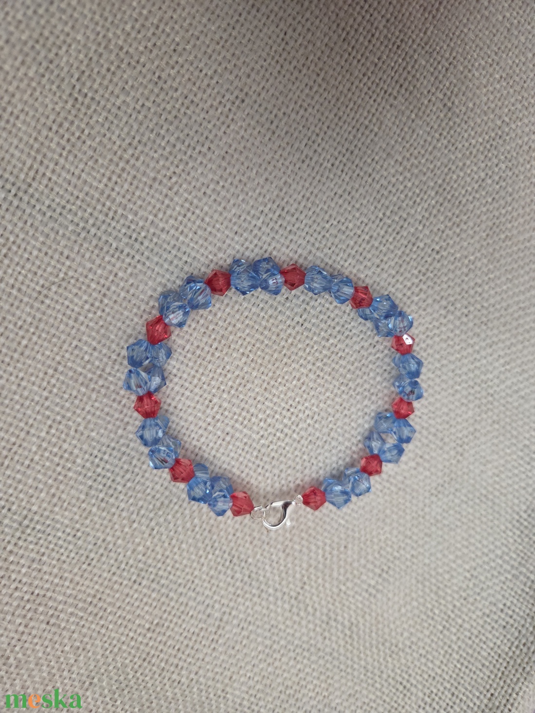 Piros és világos kék karkötő  - ékszer - karkötő - gyöngyös karkötő - Meska.hu