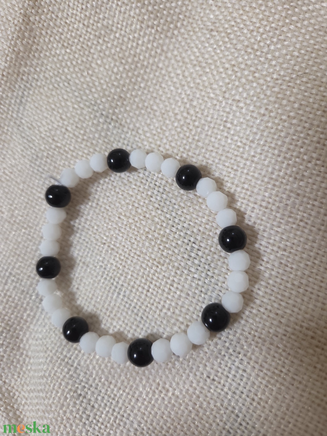Fehér és fekete gyöngyből készült karkötő  - ékszer - karkötő - gyöngyös karkötő - Meska.hu