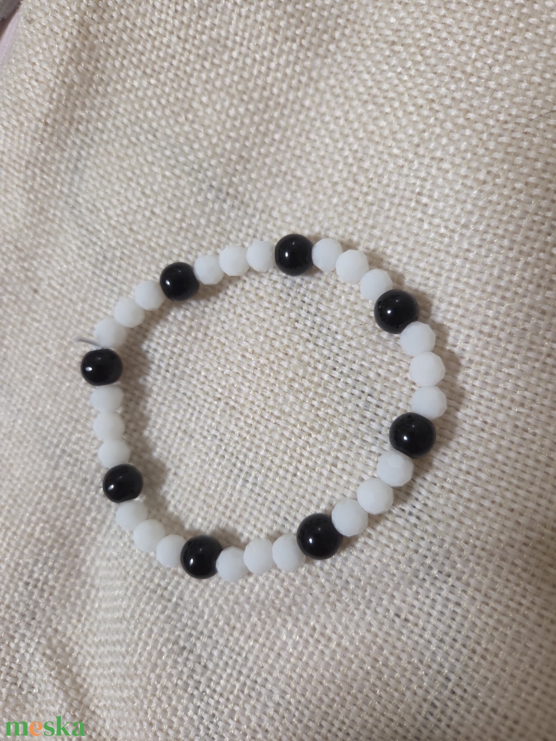 Fehér és fekete gyöngyből készült karkötő  - ékszer - karkötő - gyöngyös karkötő - Meska.hu